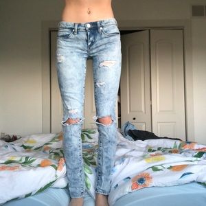 Ripped, low rise, acid wash skinny jeans
